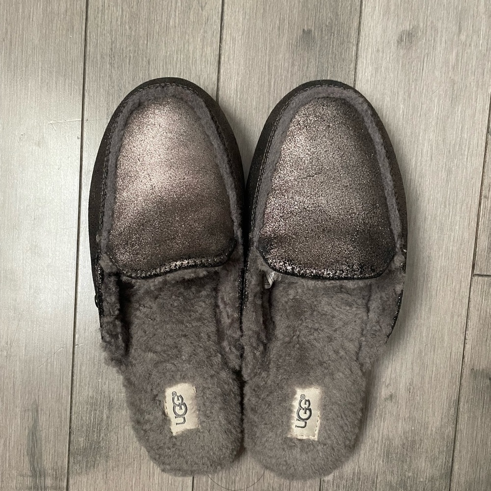 New UGG Lane Metallic Gunmetal Slipper Loafer, size 5